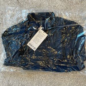 Lululemon Down To The Wire shirt. NWT. Navy Blue